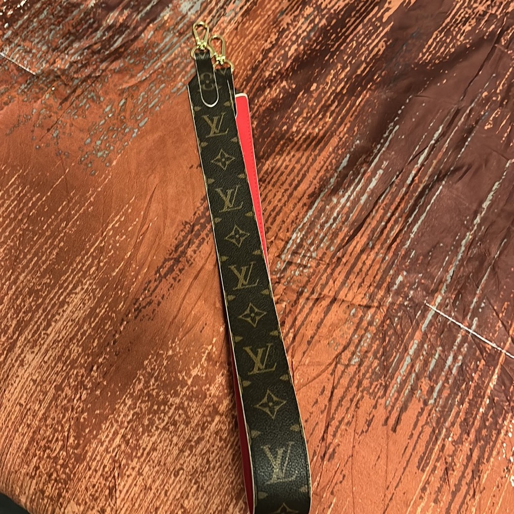 Louis Vuttion reversible strap can be worn as a crossbody or on shoulder 90cm
